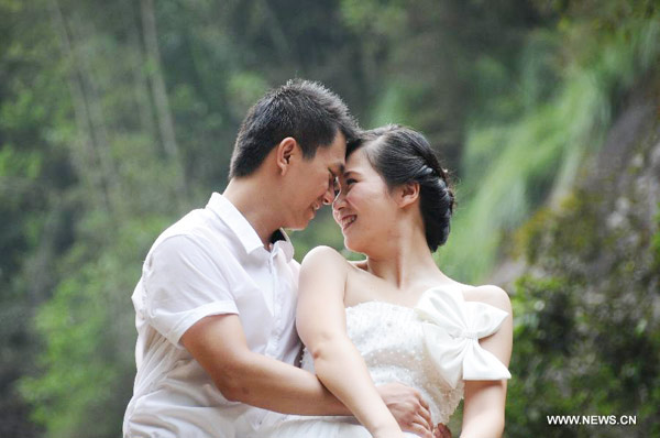 Shooting special wedding photos at tourist site