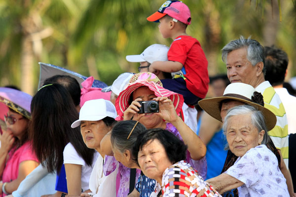 Spectators look on at the beach equestrian festival, March 28, 2013. Beach equestrian festival held in S China