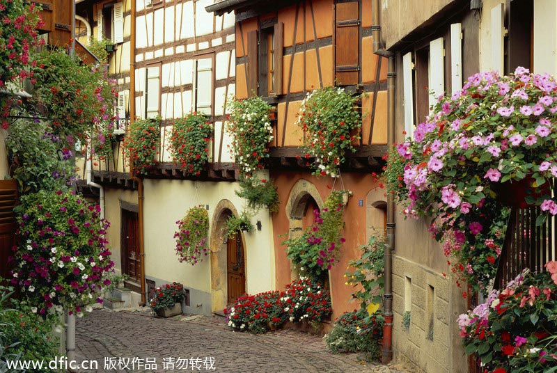 Top 10 destinations for female travelers