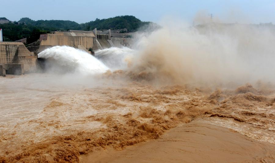 Reservoir water discharged to clear Yellow River sediment