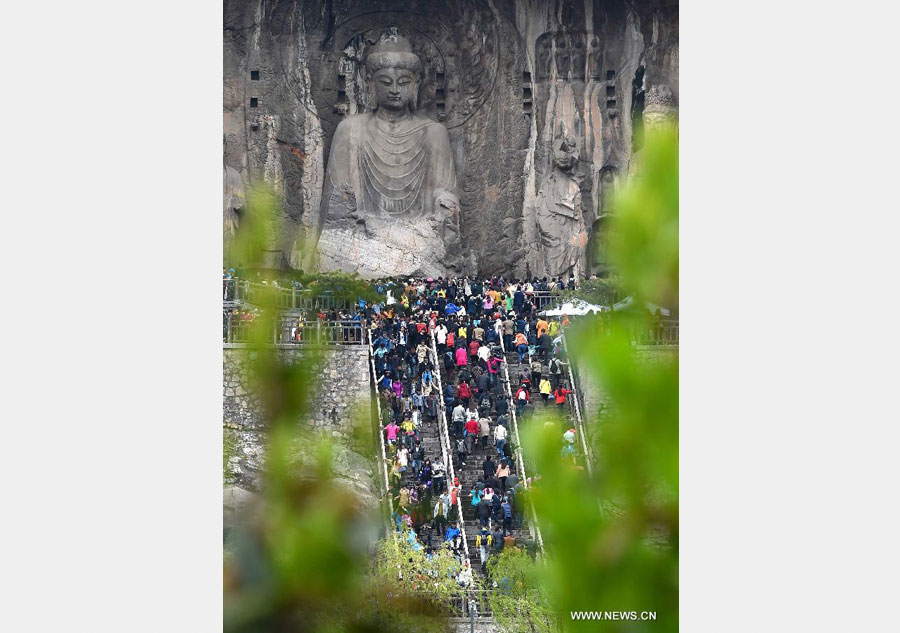 Longmen Grottoes crammed with visitors