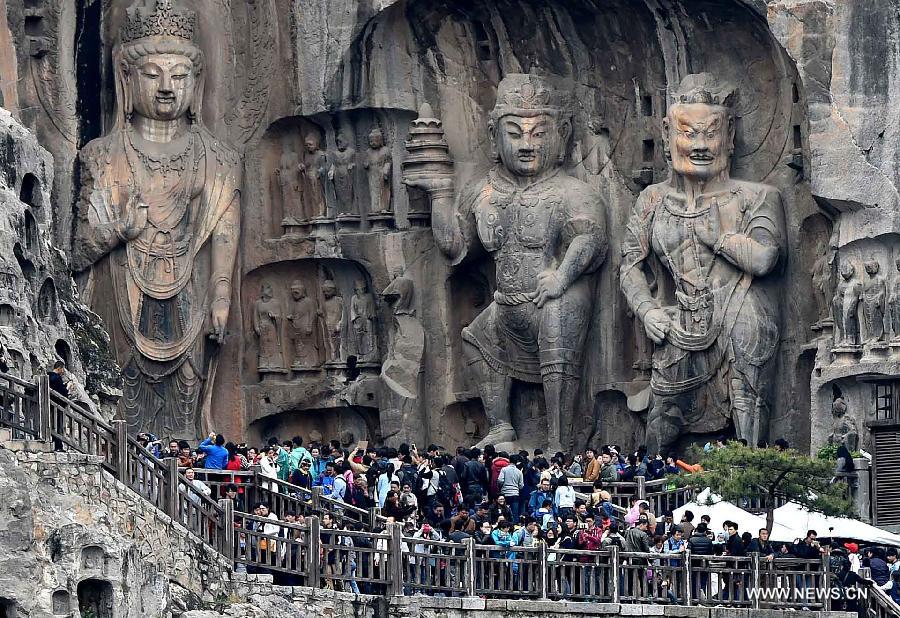 Longmen Grottoes crammed with visitors