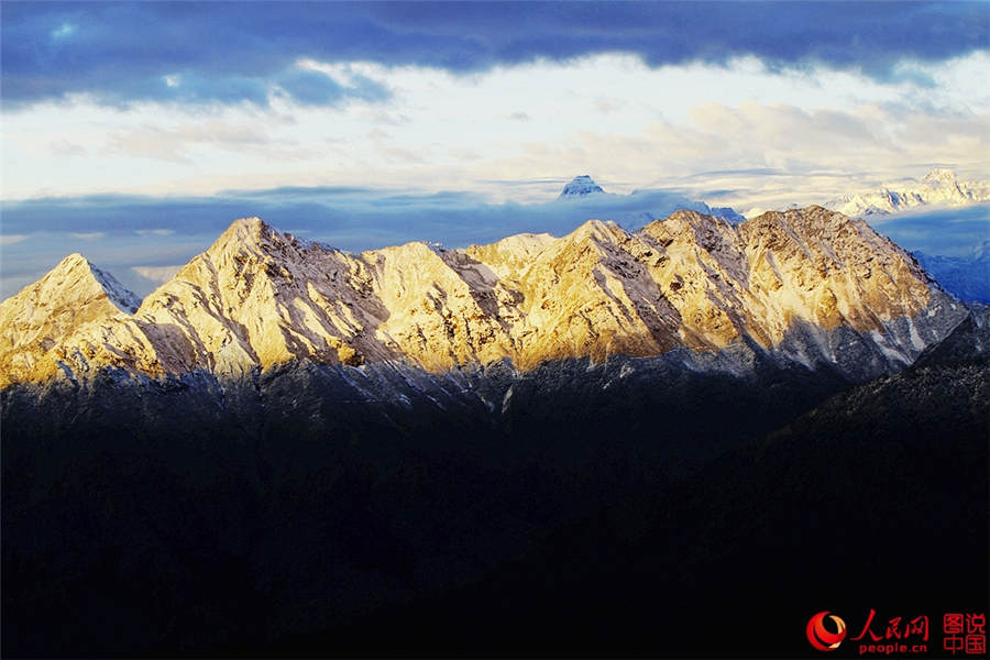 Mysterious 'sky road' in Mount Dawagengzha