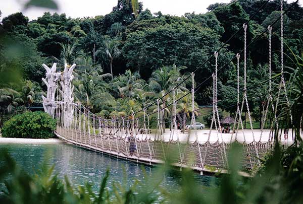 Singapore's Sentosa lures Chinese customers with expanded Alipay link