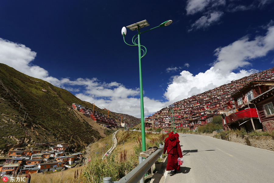 Serthar Buddhism Institute: Uninhabited valley for Tibetan Buddhism
