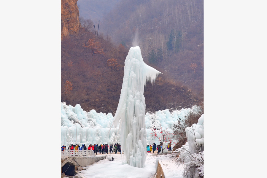 Ice cascade transforms Xinglong county into a dreamy, white world