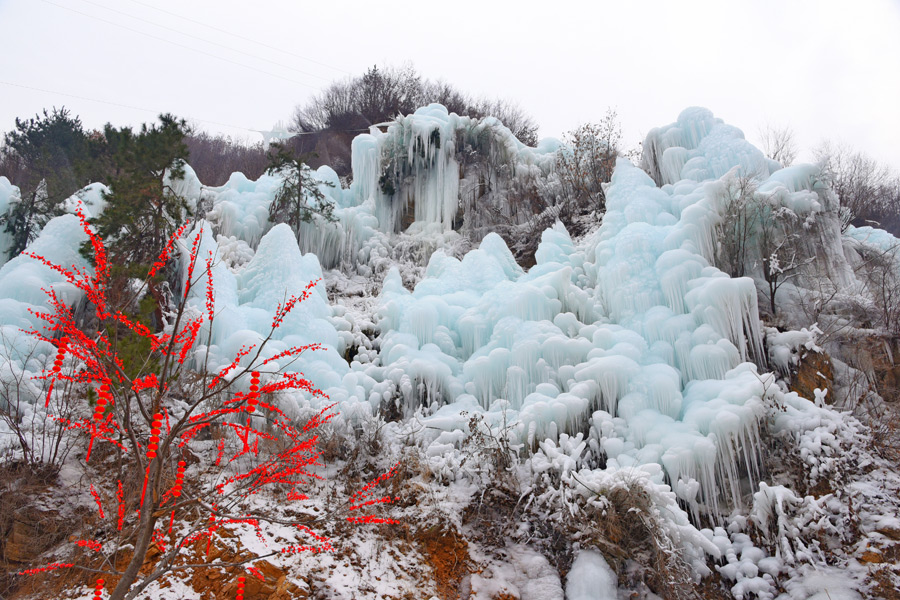Ice cascade transforms Xinglong county into a dreamy, white world