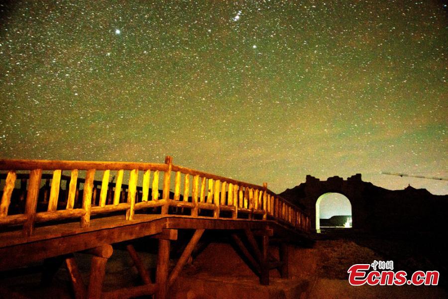 Starry sky creates fairyland in desert area of Dunhuang