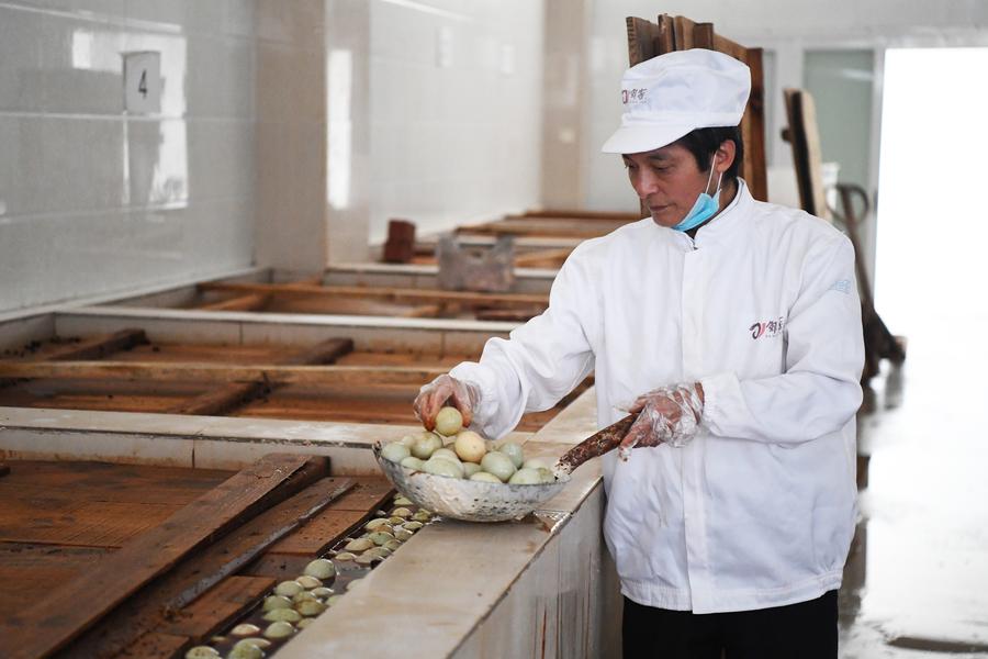 Chinese traditional food connects with Internet in SW China