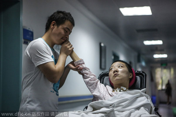 Loyal boyfriend takes care of paralyzed wife-to-be