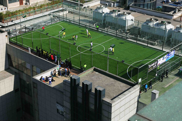 Loyal boyfriend takes care of paralyzed wife-to-be