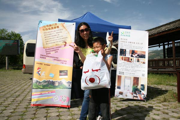 Tourist wipes armed guard's sweat