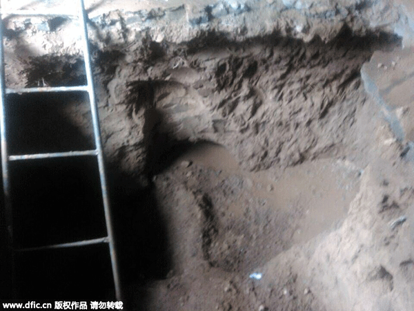 Bold thieves dance before security camera