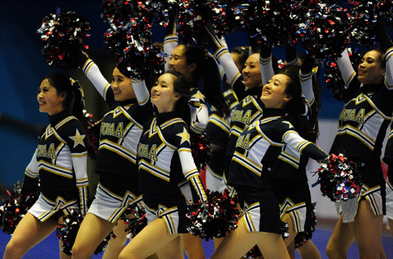 特步中國大學(xué)生足球啦啦隊炫舞賽場 綻放青春與夢想