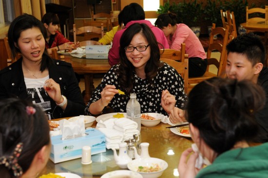 王寶泉率新一屆女排抵漳州 東道主陳忠和接風洗塵