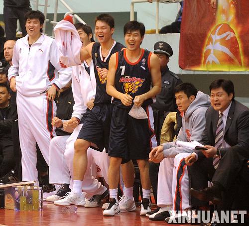 八一遭廣東橫掃出局 觀眾扔垃圾袋襲擊技術(shù)臺(tái)