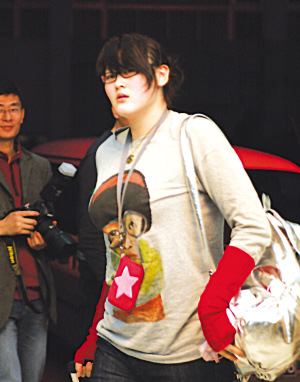 低調(diào)王寶全打個(gè)照面就消失 女排姑娘堪稱最潮