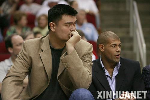 姚明到場助威 火箭98：94艱難勝奇才