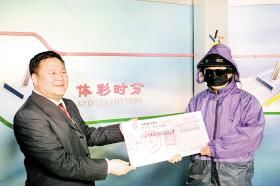 長春3209萬牛人得主現身 全副武裝領走獎金