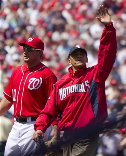 奧巴馬為職棒開球 帶錯帽子引噓聲