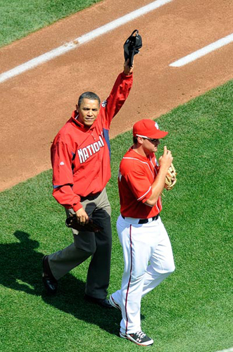 奧巴馬為職棒開球 帶錯(cuò)帽子引噓聲