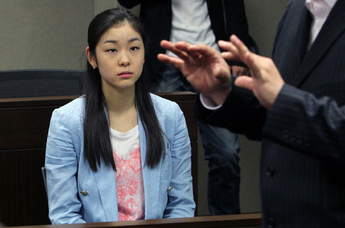 金妍兒學生扮相進課堂 儀表端莊神情專注