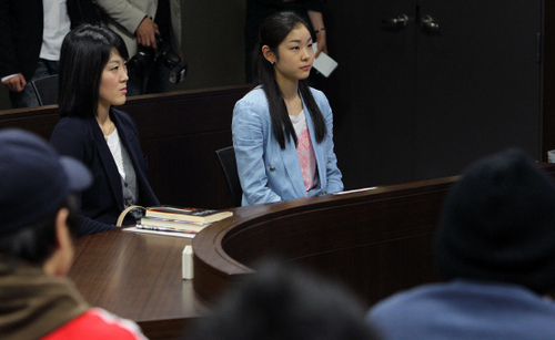 金妍兒學生扮相進課堂 儀表端莊神情專注