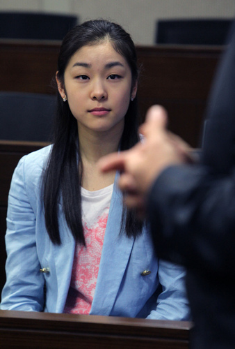 金妍兒學生扮相進課堂 儀表端莊神情專注