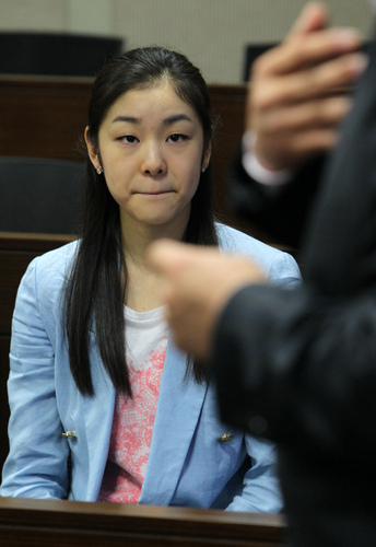 金妍兒學生扮相進課堂 儀表端莊神情專注