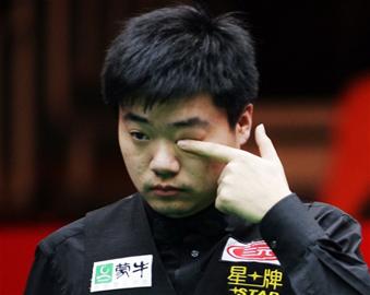 丁俊暉可愛表情定格瞬間 誰(shuí)說他是撲克臉