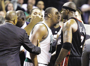 肘擊、揮拳 中美籃壇同遭暴力