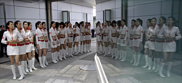 F1賽車寶貝一襲白裝