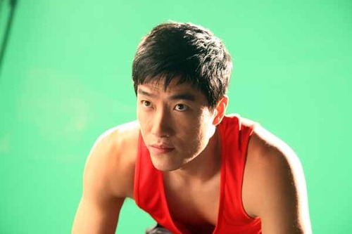 劉翔助力鉆石聯(lián)賽 拍攝現(xiàn)場認(rèn)真擺pose