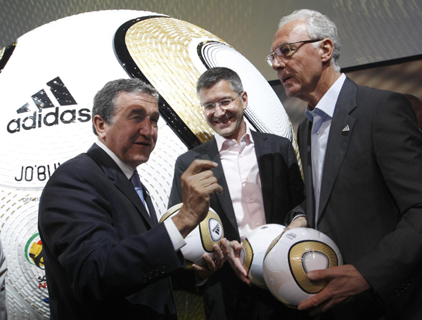 南非世界杯比賽用球“普天同慶”亮相德國