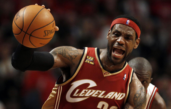 詹姆斯三雙 騎士客場擒公牛晉級在望