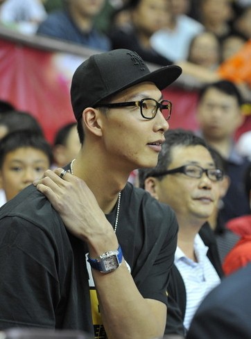 易建聯潮人裝觀戰 體壇潮男劉翔雷人