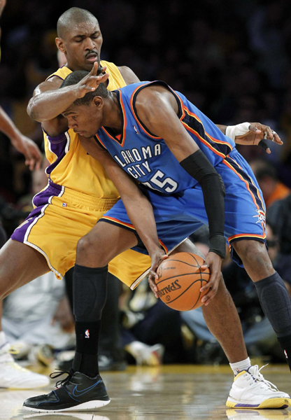 NBA：科比父母與眾明星現場助陣 湖人主場輕取雷霆