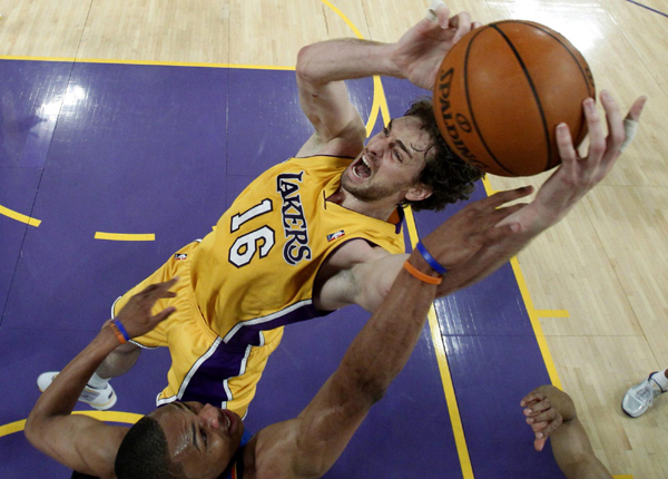 NBA：科比父母與眾明星現(xiàn)場(chǎng)助陣 湖人主場(chǎng)輕取雷霆