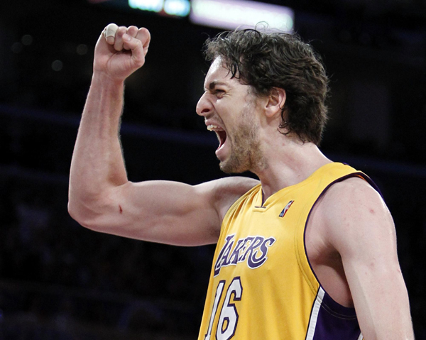 NBA：科比父母與眾明星現(xiàn)場助陣 湖人主場輕取雷霆