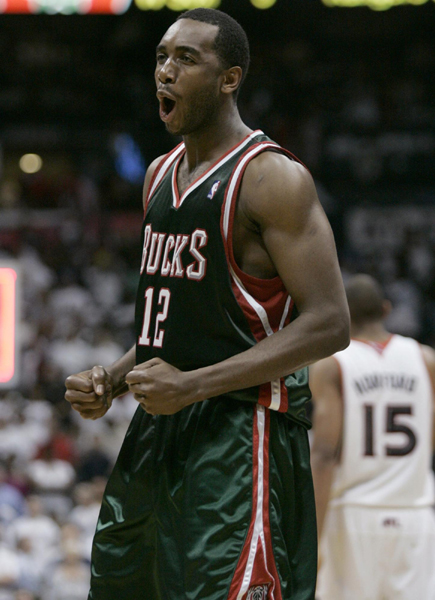 NBA季后賽：雄鹿頂翻老鷹 掘金扳倒爵士