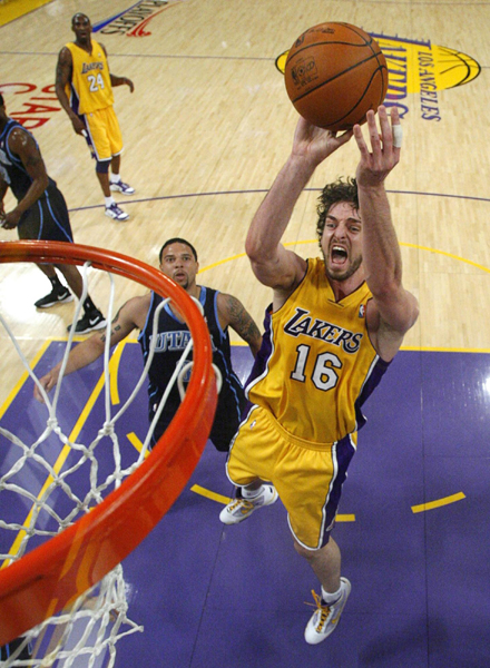 NBA：科比30分“三叉戟”發(fā)威 湖人勝爵士2:0