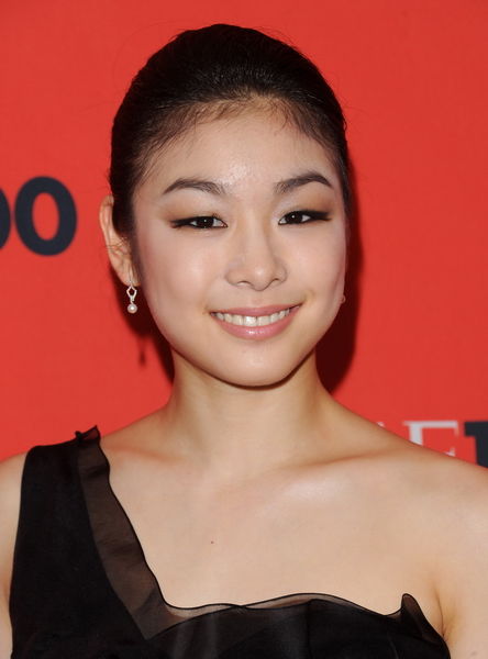 《時代》最具影響力百人頒獎禮 金妍兒驚艷單肩黑禮服