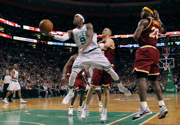 NBA：隆多力壓詹姆斯 凱爾特人勝騎士扳成2:2