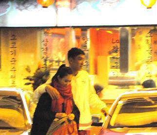 八一男籃后衛(wèi)約會獸獸 張博懷抱如同熱戀情侶