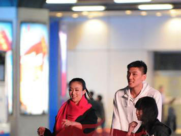 八一男籃后衛(wèi)約會獸獸 張博懷抱如同熱戀情侶