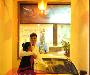 八一男籃后衛(wèi)約會獸獸 張博懷抱如同熱戀情侶