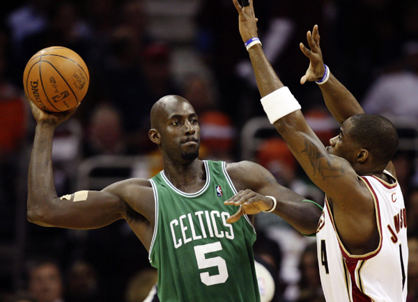 NBA：詹姆斯如同夢游騎士慘敗32分 綠衫軍3:2領先