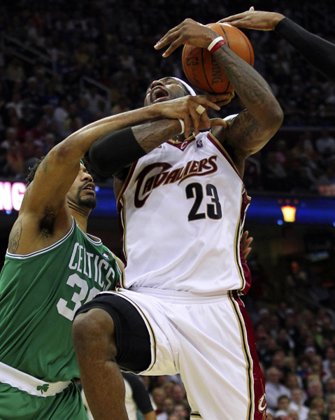 NBA：詹姆斯如同夢游騎士慘敗32分 綠衫軍3:2領先