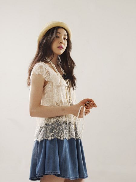 金妍兒成人禮拍四色寫真 性感迷人系于一身