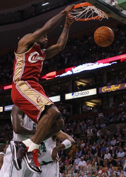 NBA：詹姆斯三雙騎士黯然出局 綠衫軍4:2晉級(jí)戰(zhàn)魔術(shù)